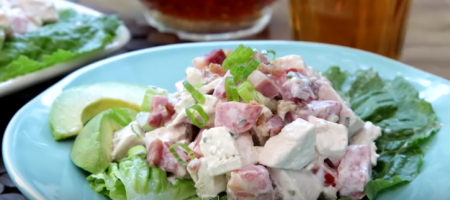 Video Ensalada De Pollo Con Tocineta, Lechuga Y Tomate